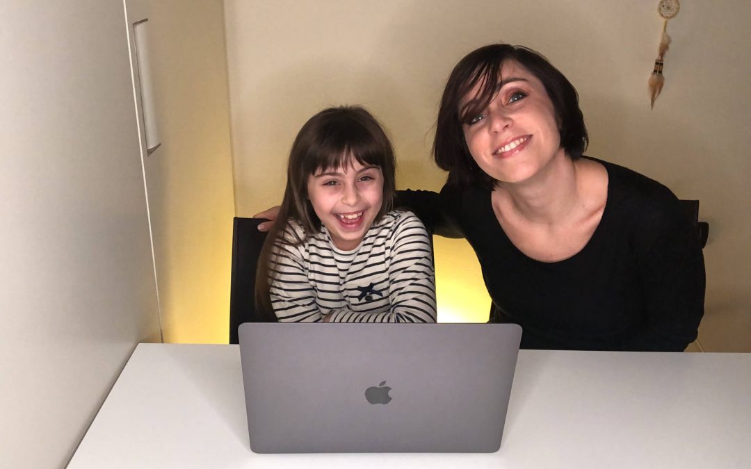Giulia e la sua mamma per il progetto TOC TOC, la riabilitazione a distanza per i bambini con autismo